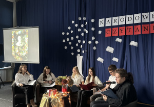 Uczniowie czytający poezję Jana Kochanowskiego