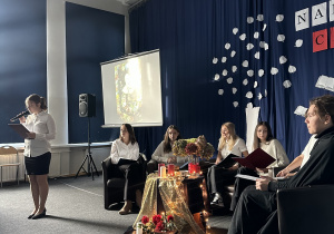 Uczniowie czytający poezję Jana Kochanowskiego