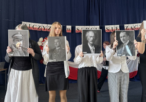 Uczniowie podczas uroczystości obchodów Święta Niepodległości.