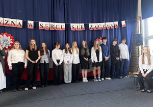 Uczniowie podczas uroczystości obchodów Święta Niepodległości.