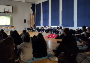 Uczniowie biorący udział w projekcji filmu włoskiego