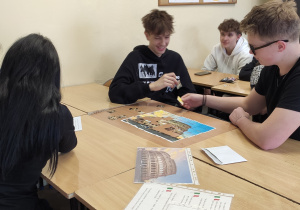 Uczniowie podczas quizzu językowego