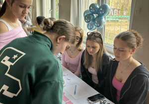 Uczniowie podczas obchodów Dnia Liczby Pi