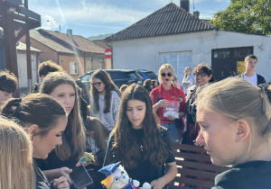 Uczniowie podczas gry miejskiej na chęcińskim rynku.