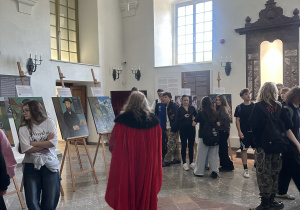 Uczniowie zwiedzający synagogę.