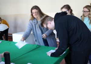 Uczniowie biorący udział w wyborach do Samorządu Uczniowskiego