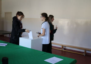 Uczniowie biorący udział w wyborach do Samorządu Uczniowskiego