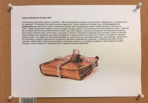 Zdjęcie zakazanej książki z niewielkim opisem związana łańcuchem