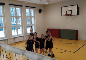 Uczniowie naszej szkoły grający w siatkówkę